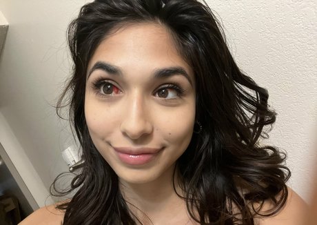 Alasti lekkinud OnlyFans-i pilt Reina Rae