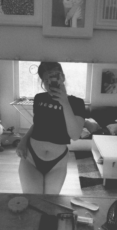 Naken lekkede OnlyFans-bilde av Emily Erdbeer