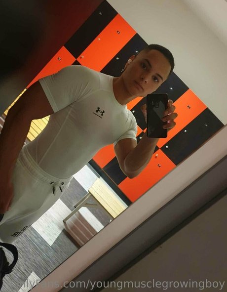 Alasti lekkinud OnlyFans-i pilt Youngmusclegrowingboy
