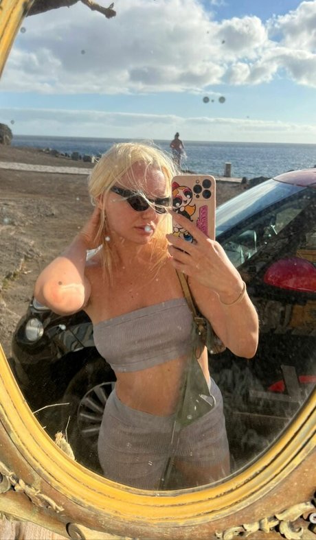 Naakte gelekte OnlyFans-foto van Alexandra Stan