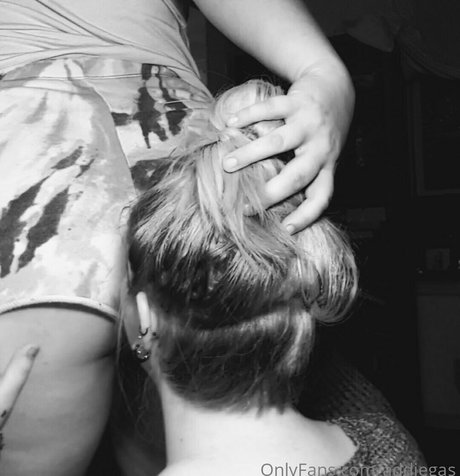 Nahá fotka uniklých OnlyFans od Addiegas