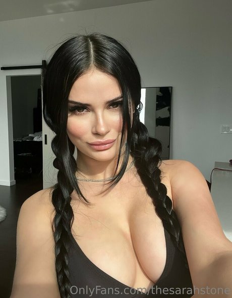Naakte gelekte OnlyFans-foto van Thesarahstone