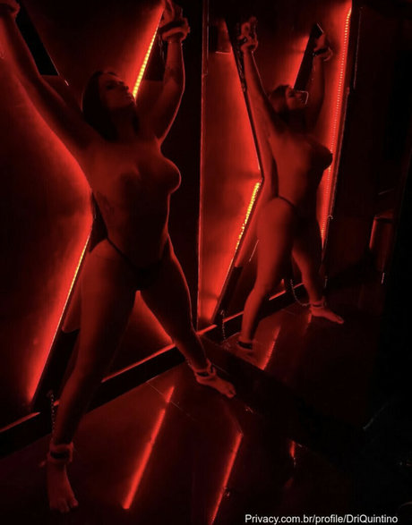 Naken lekkede OnlyFans-bilde av Adriana Quintino