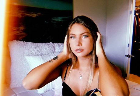 Naakte gelekte OnlyFans-foto van Cydneekinslow