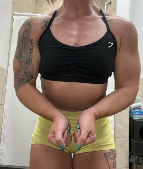 Naken lekkede OnlyFans-bilde av Noplainjane