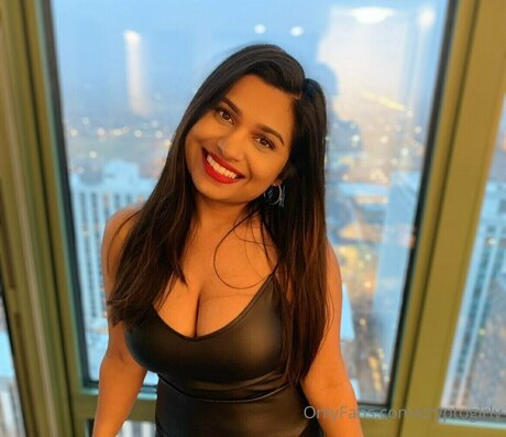 Naakte gelekte OnlyFans-foto van Miss Patel