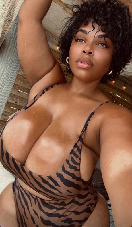 Naakte gelekte OnlyFans-foto van Nuski