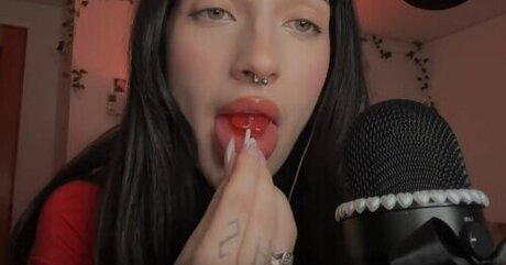 Naakte gelekte OnlyFans-foto van Sleepgirlasmr