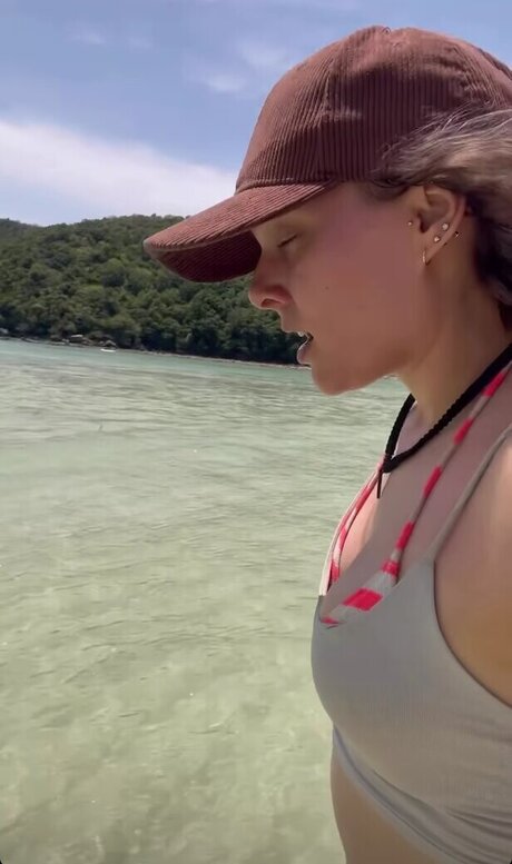 Naakte gelekte OnlyFans-foto van Sabrina Outdoor