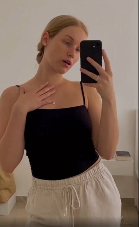 Nacktes geleaktes OnlyFans-Foto von Nadine Von Relaxasmr