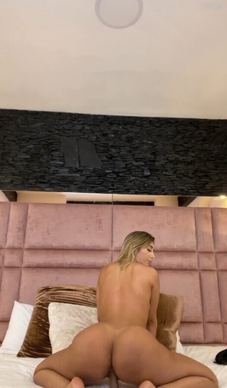 Naakte gelekte OnlyFans-foto van Nia Cruz