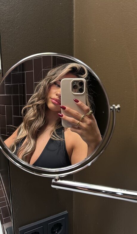 Foto desnuda filtrada de OnlyFans de Almira Azemi