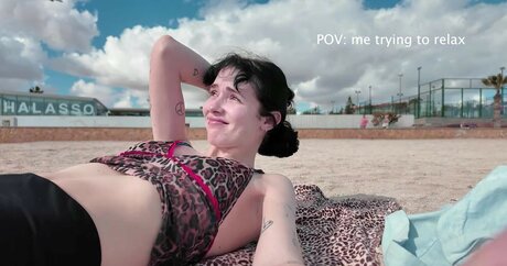 Naken lekkede OnlyFans-bilde av Holly Laing