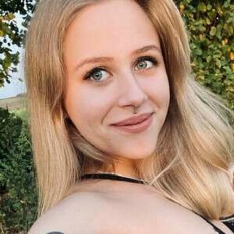 Nacktes geleaktes OnlyFans-Foto von Lunazuhause