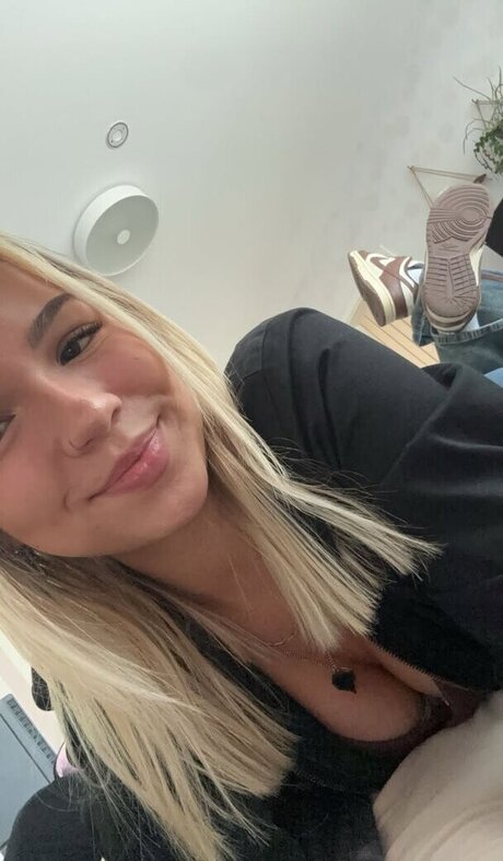 Naken lekkede OnlyFans-bilde av Emilyynl