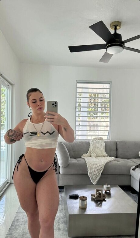 Alasti lekkinud OnlyFans-i pilt Nicolecarluccii