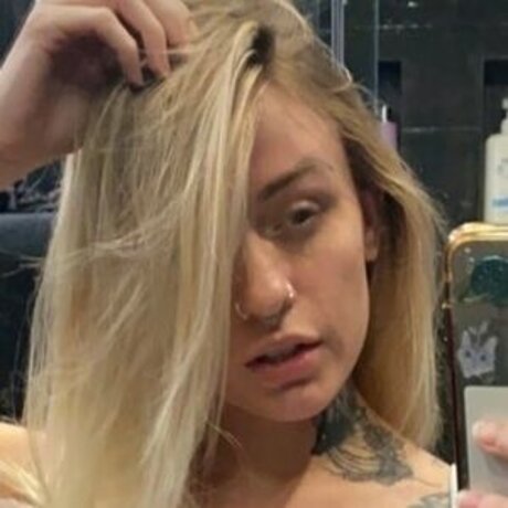 Naken läckt OnlyFans-bild av Darnit Domi