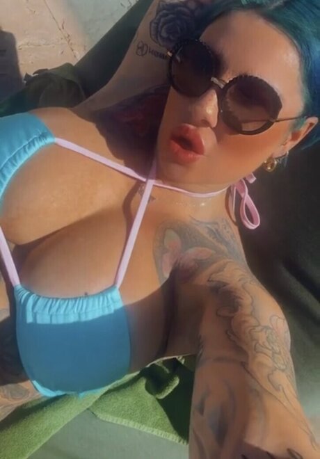 Naakte gelekte OnlyFans-foto van Kate Merlan