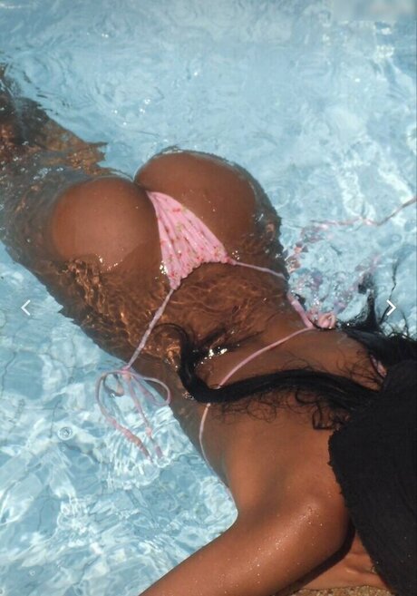 Naken lekkede OnlyFans-bilde av Aalishass Alishakone