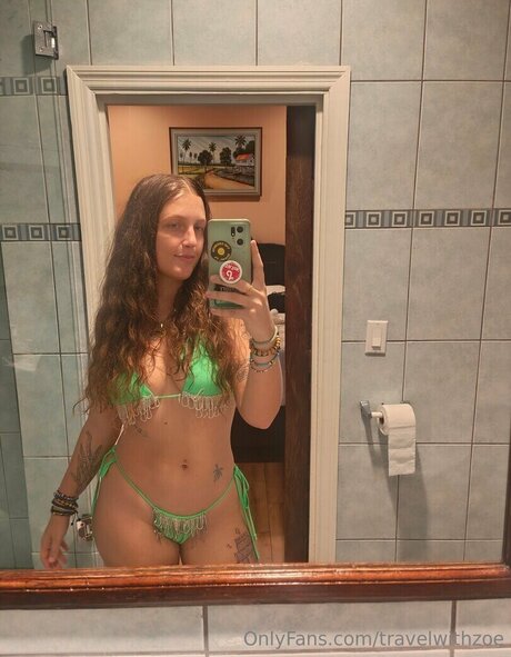 Naakte gelekte OnlyFans-foto van Travelwithzoe