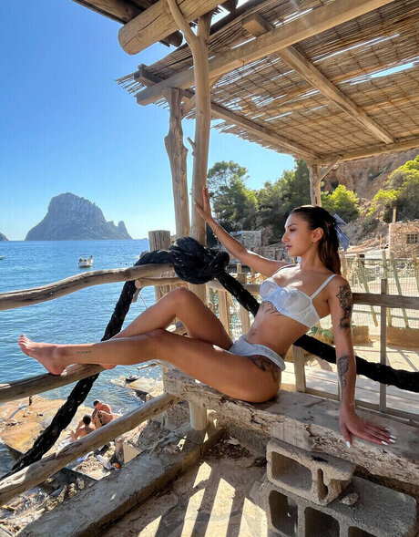 Alasti lekkinud OnlyFans-i pilt Tropikalyy