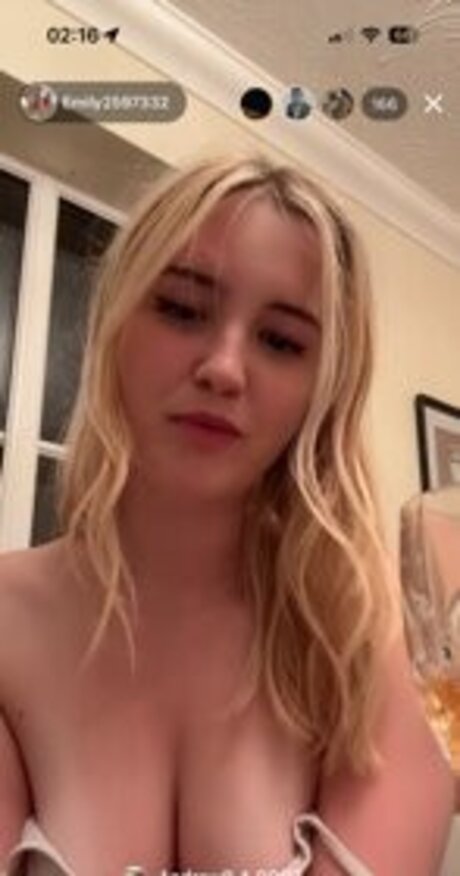 Foto di nudo di fuga di OnlyFans di Emilyxx