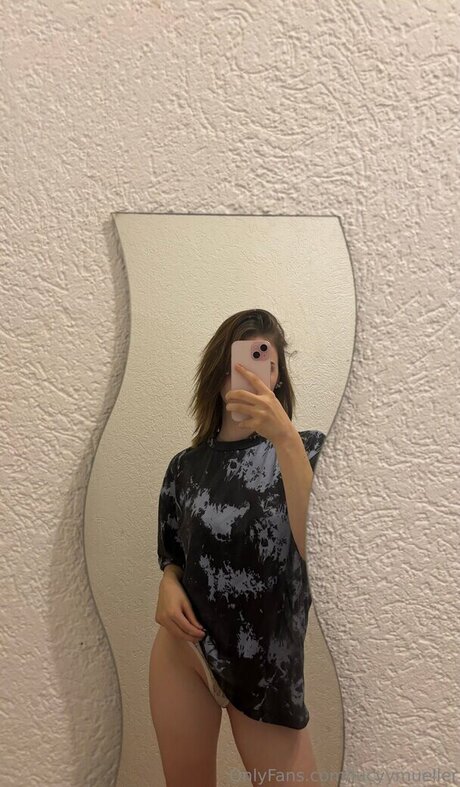 Alasti lekkinud OnlyFans-i pilt Lucy Mller