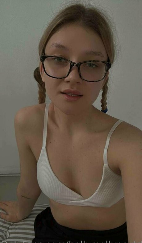 Alasti lekkinud OnlyFans-i pilt Hollymollynextdoor