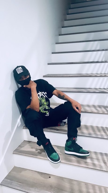 Naken lekkede OnlyFans-bilde av Leo Dagoat