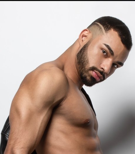 Foto di nudo di fuga di OnlyFans di Leandro Uk