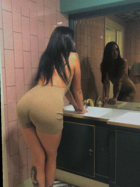 Nahá fotka uniklých OnlyFans od Lots Of Lottie