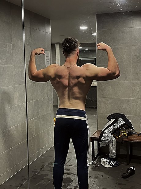 Alasti lekkinud OnlyFans-i pilt Malik