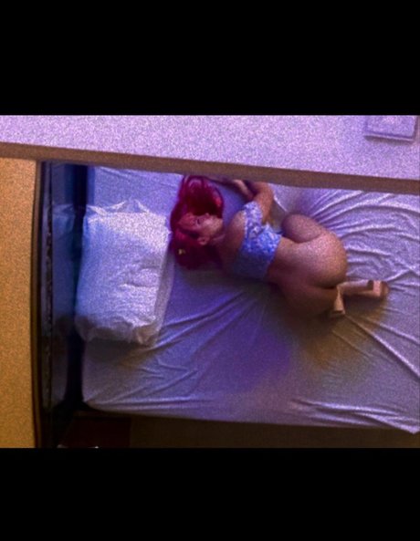 Alasti lekkinud OnlyFans-i pilt Strawberry