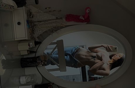 OnlyFans-model  Michelle Strnsk