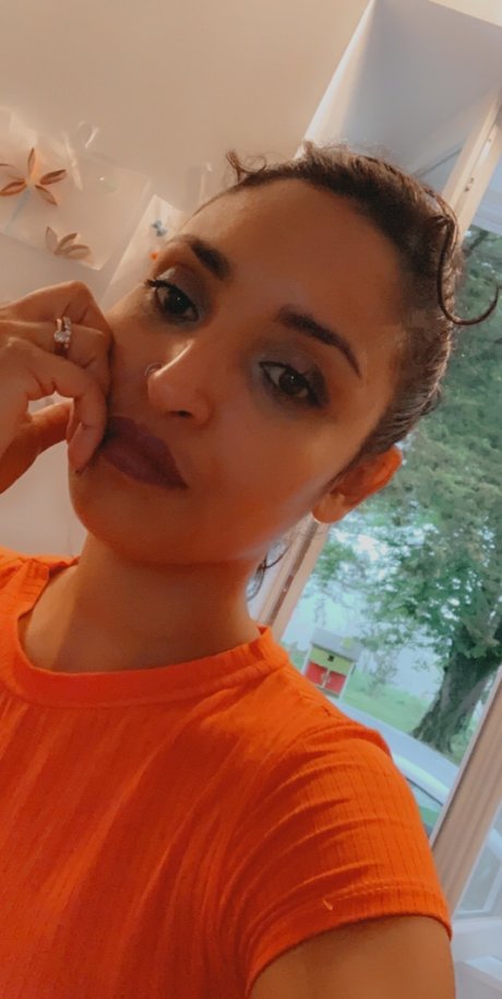 Naakte gelekte OnlyFans-foto van Mia Glam