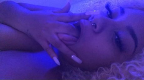 Alasti lekkinud OnlyFans-i pilt Here To Make A Sticky Mess