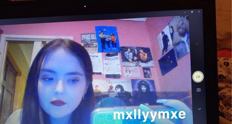 Alasti lekkinud OnlyFans-i pilt M X