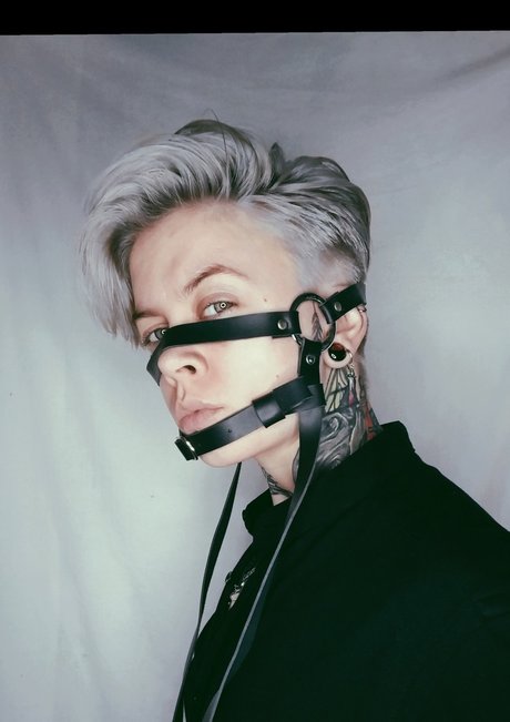 Naakte gelekte OnlyFans-foto van Frida Red