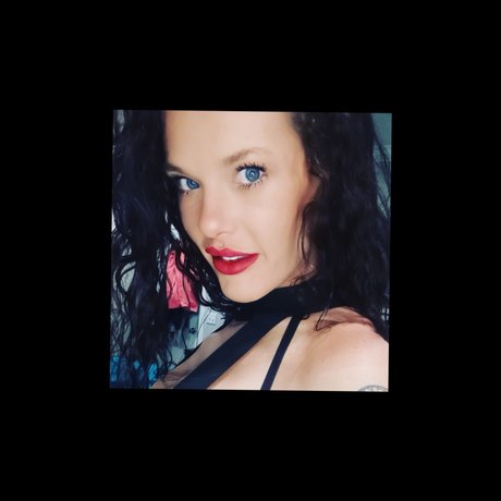 Alasti lekkinud OnlyFans-i pilt Mrs Salty