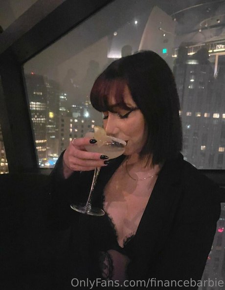 Naakte gelekte OnlyFans-foto van Financebarbie