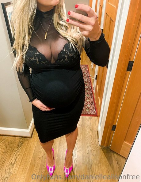 Alasti lekkinud OnlyFans-i pilt Daniellealison