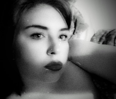 Naakte gelekte OnlyFans-foto van Orla Blue