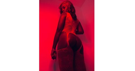 Alasti lekkinud OnlyFans-i pilt Raine Bankz