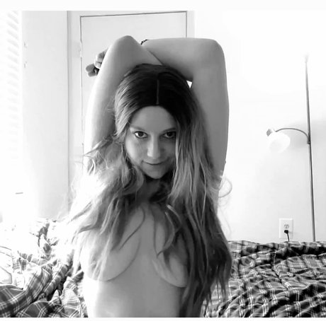 Photo nue de fuite OnlyFans de Ariel Monroe