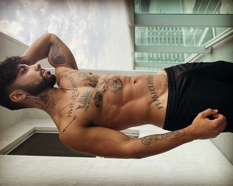 Naakte gelekte OnlyFans-foto van Roney