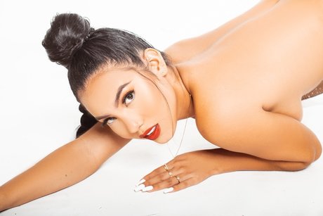 Naakte gelekte OnlyFans-foto van Marii Chima