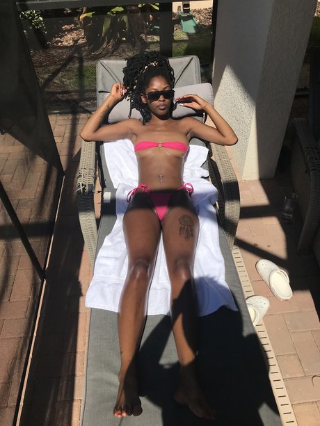 Alasti lekkinud OnlyFans-i pilt Dimes 