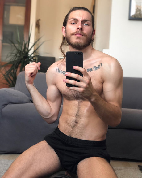 Nahá fotka uniklých OnlyFans od Mattia Holmes