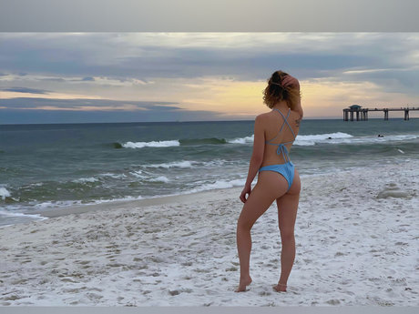 Naakte gelekte OnlyFans-foto van Beaubrookeofficial