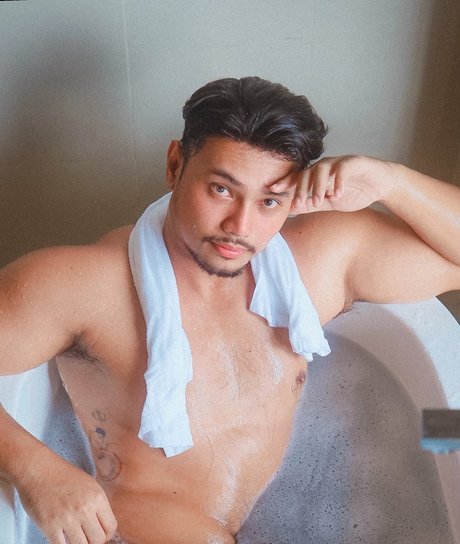 Alasti lekkinud OnlyFans-i pilt Me Vinai